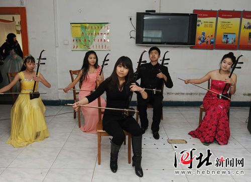 河北艺术职业学院音乐系老师常远和学生们在表演二胡重奏:《神话. .