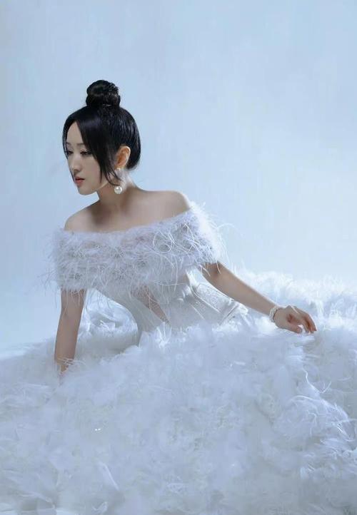 杨钰莹怎么变成这样了高调穿婚纱登卫视春晚修图过度大变样