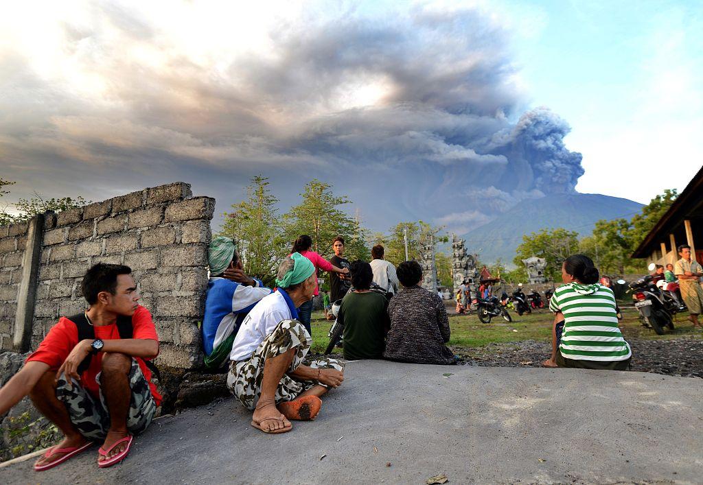 印尼巴厘岛阿贡火山喷发 火山灰直冲云霄