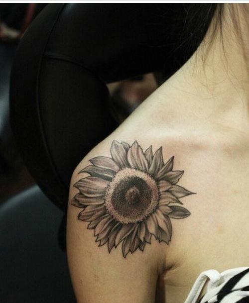 女性肩部漂亮好看的向日葵纹身图案图片