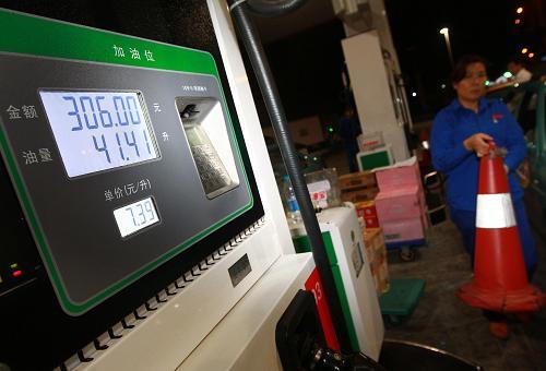 10月9日凌晨,上海一家加油站93号汽油的价格为7.39元.
