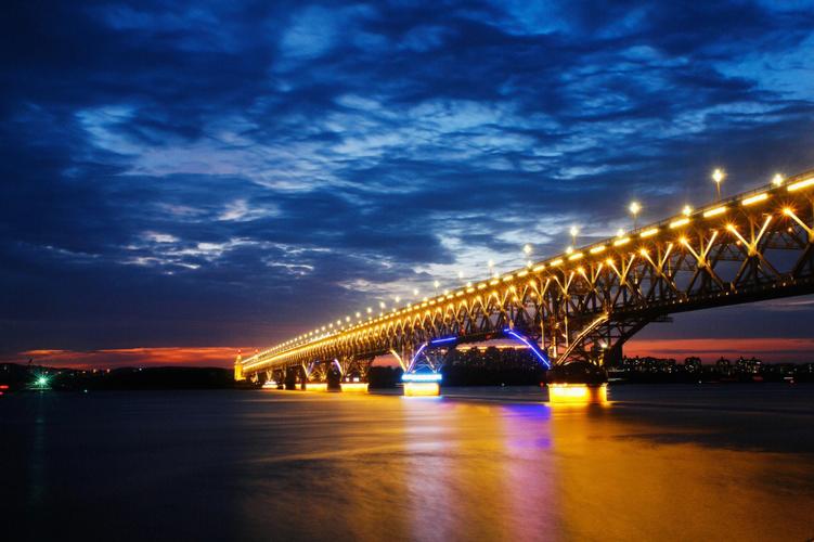 夜色下的南京长江大桥