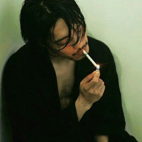 颓废邋遢吸烟男人头像