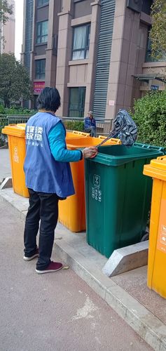 对上海垃圾分类分拣员的看法