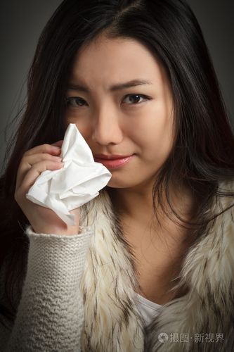 有吸引力的亚洲女孩哭着擦用手帕擦着眼泪