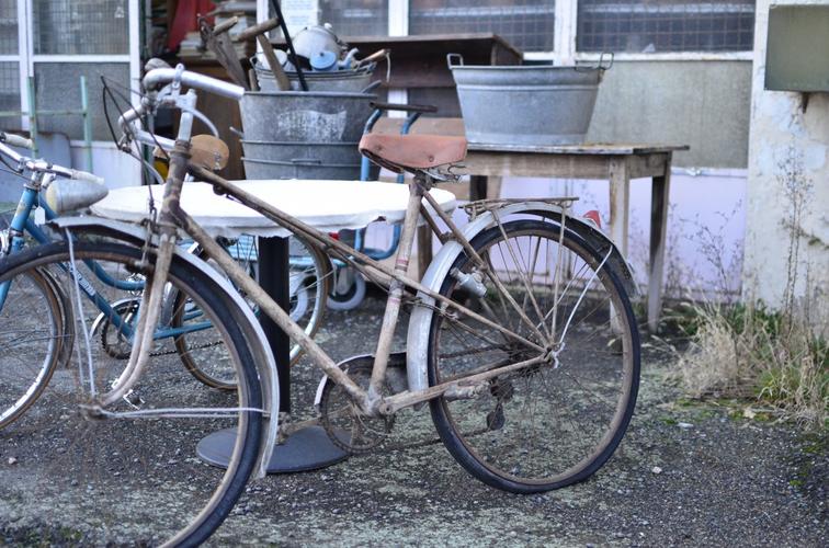 老式破旧自行车图片