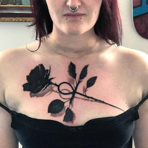 女生胸前玫瑰花纹身图案