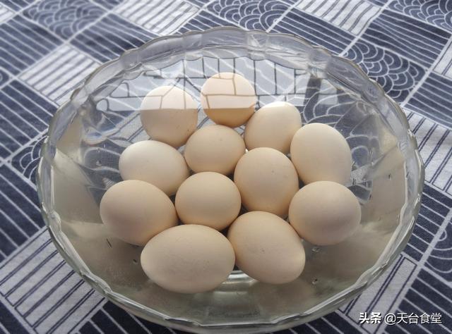 2,鸡蛋在凉水里泡一会儿捞出,轻敲鸡蛋,在砧板上滚两圈,让裂纹均匀