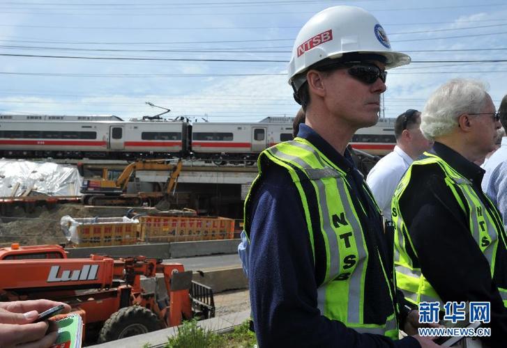 5月18日,美国安全运输委员会的调查人员在火车相撞事故现场附近举行