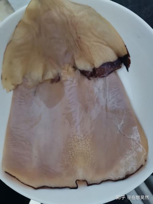 鱿鱼干泡发后肉里有黄色颗粒状的是什么