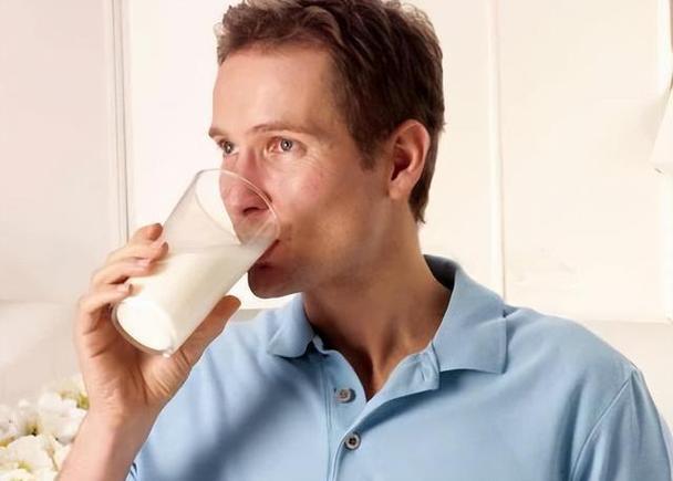 不能空腹喝牛奶早上人体处于饥饿状态,空腹喝牛奶会把牛奶里面蛋白质