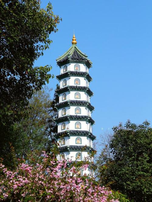 南京夫子庙,是一座位于南京市秦淮河北岸贡院街的孔庙.