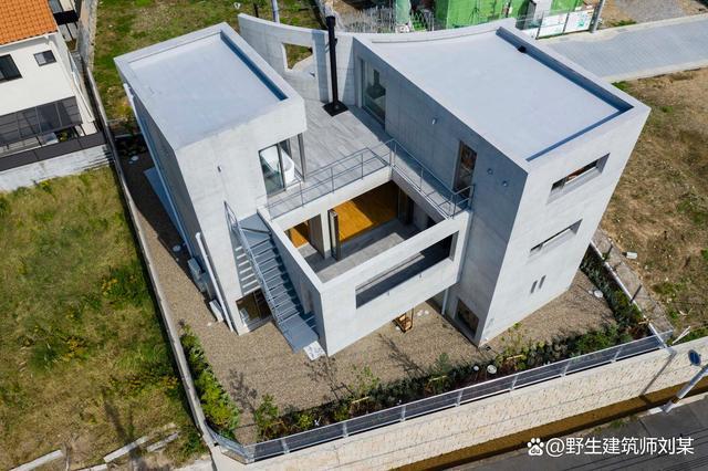 清水混凝土构筑的日本住宅:与场地形状相对应的空间设计