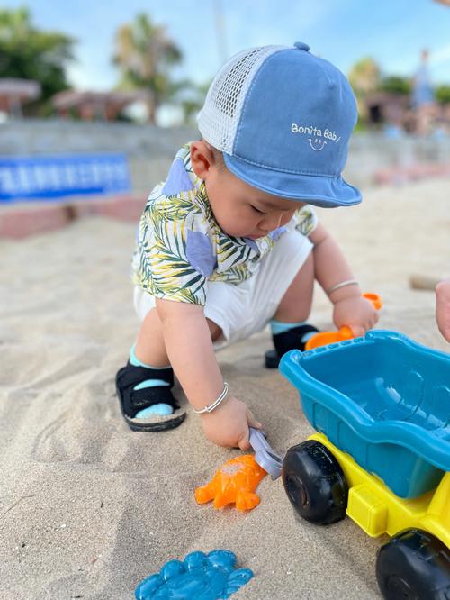 ootd  #萌娃日常一岁的宝宝宝第一次去海边玩沙子 99开心到起飞