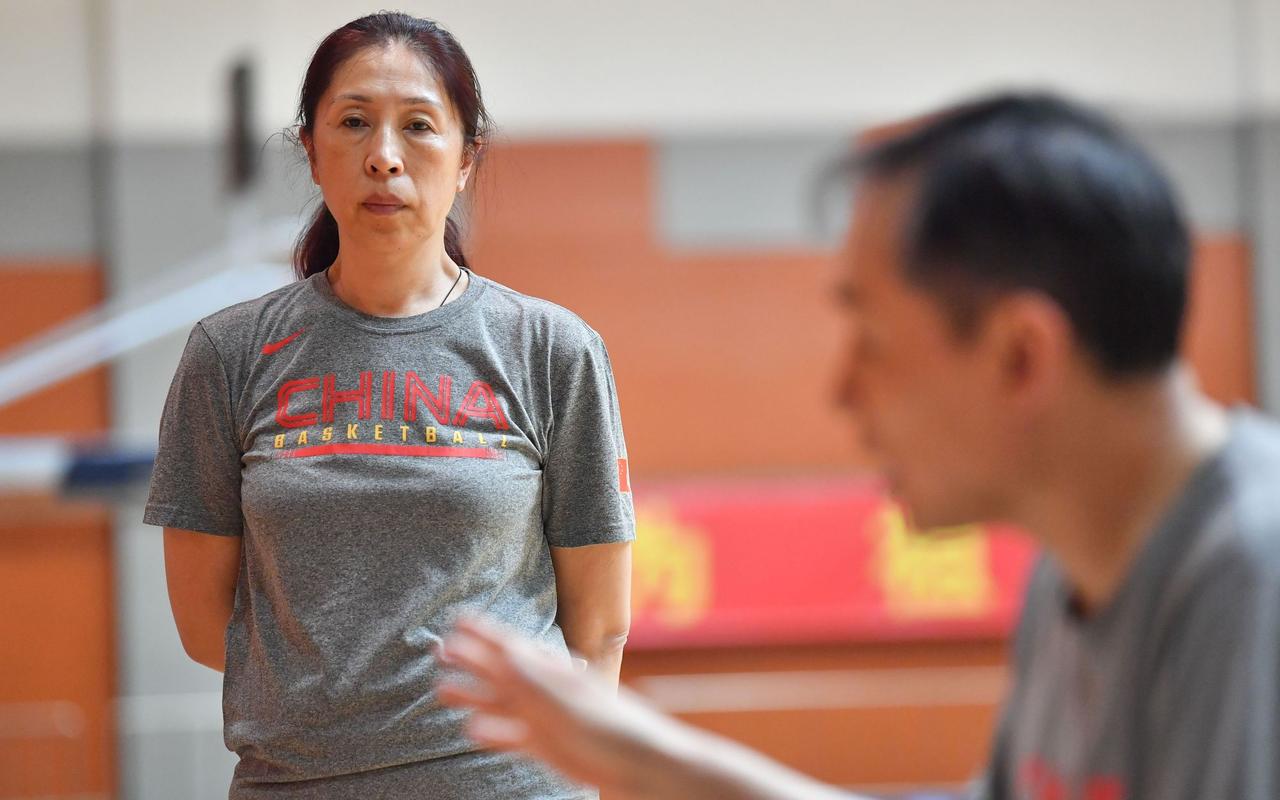 让郑薇临时带队出战,这对于中国女篮也是个很好的信号,可以提升教练组