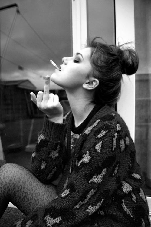 霸气女生抽烟的聊天背景高清的 谁有空