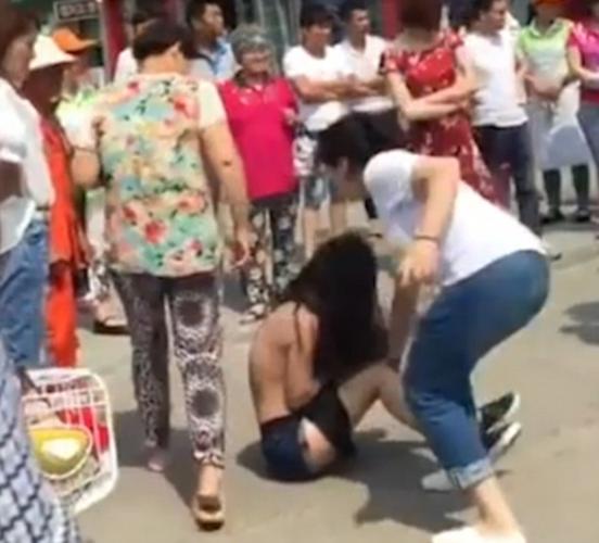 2016年6月29日报道,安徽亳州,网曝街头几名中年女子暴打一名年轻女子