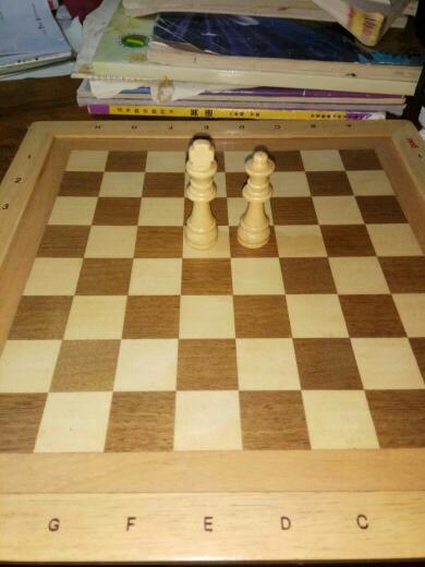 求解这两颗棋那个是国王,那个是王后
