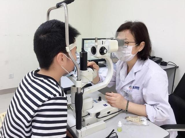 一到节假日,学生扎堆测视力换眼镜,不少医学生也纷纷报考眼科专业,想