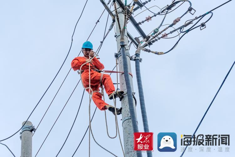 暴雨来袭国网胶州市供电公司紧急抢修保供电