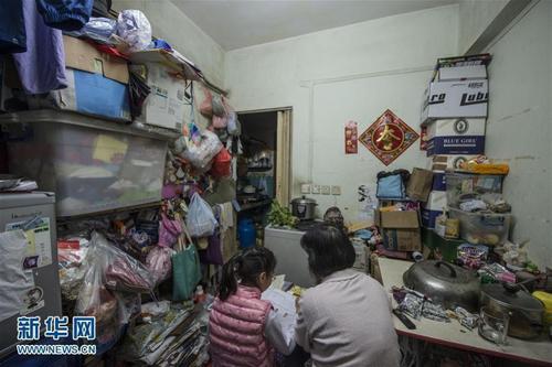 探访香港蜗居民众母子住3平米房屋
