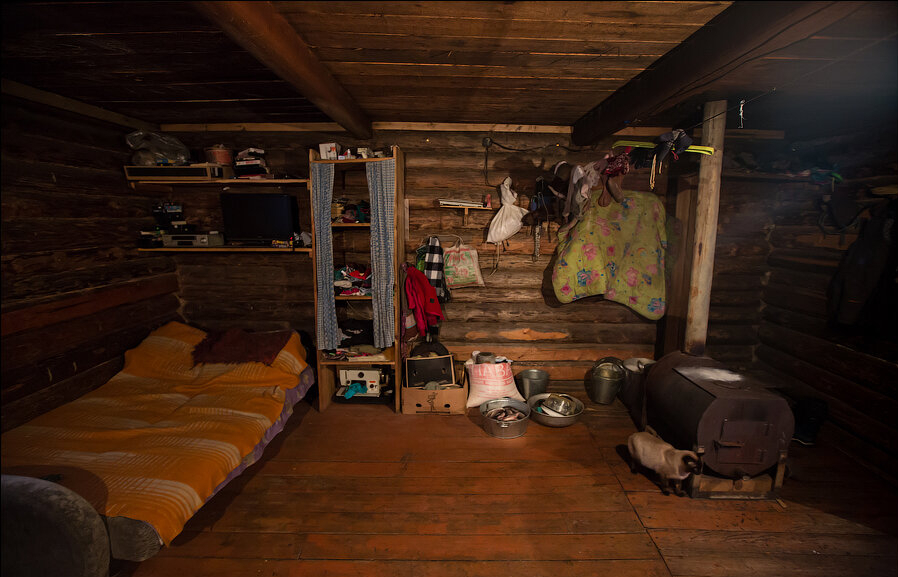 俄罗斯隐士的小木屋:吃喝睡都在一个房间,屋内白天比夜晚还黑暗