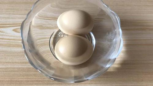 什锦鸡蛋小船,蒸熟的鸡蛋从蒸蛋器里取出后立即放入冷水里浸泡一分钟