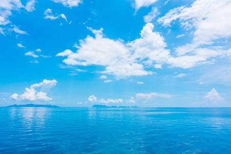 背景白云的蓝色海洋星球三维石油钻井平台,海洋与云层阳光明媚的天空