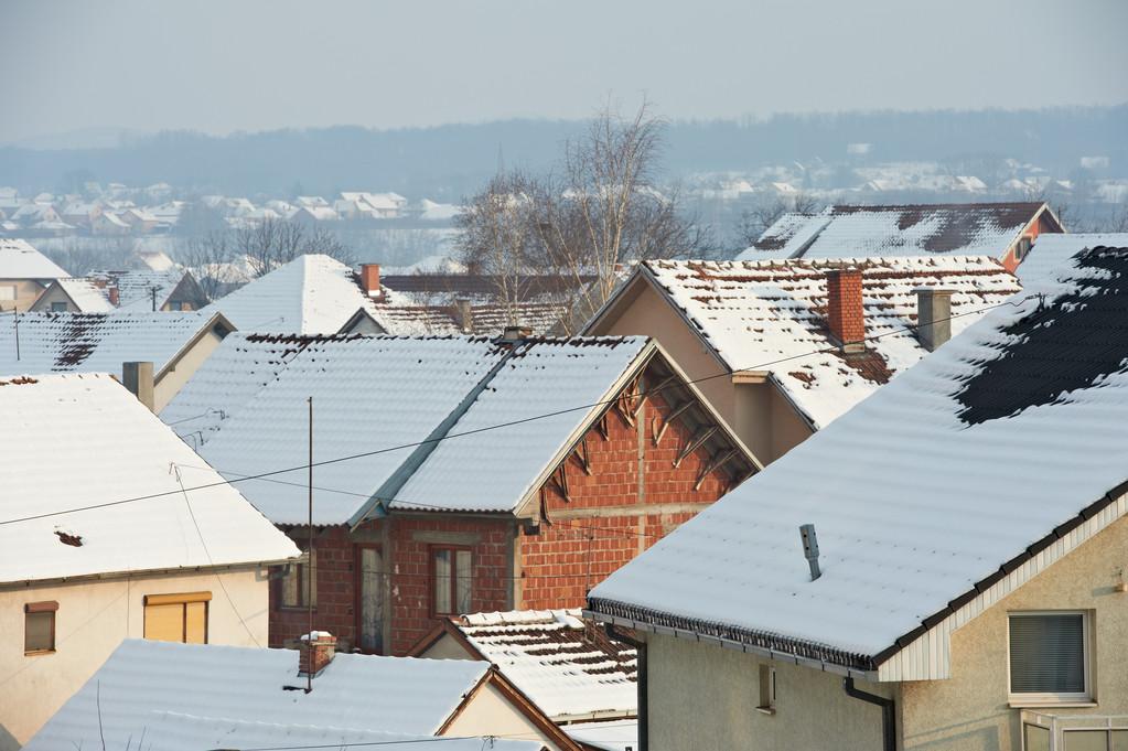 雪屋顶,雪在冬天屋顶上的照片.