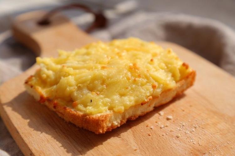 奶油奶酪适量马苏里拉芝士适量快手榴莲乳酪披萨(吐司底)的做法与步骤
