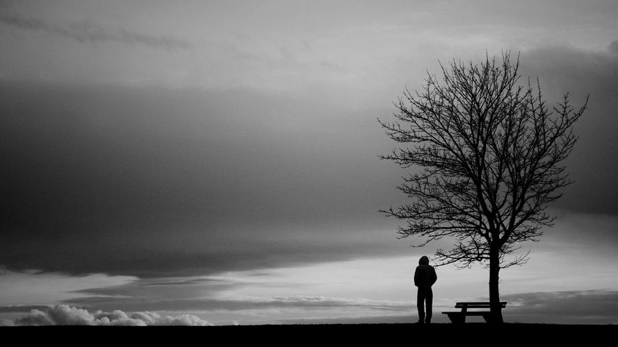 一个人心情不好难受想哭的图片下一图集:男人孤单的身影图片