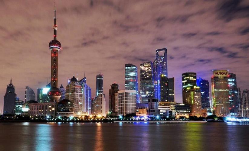外滩是上海最有名的地方之一,周围高大的建筑物承载着多年的历史沉淀