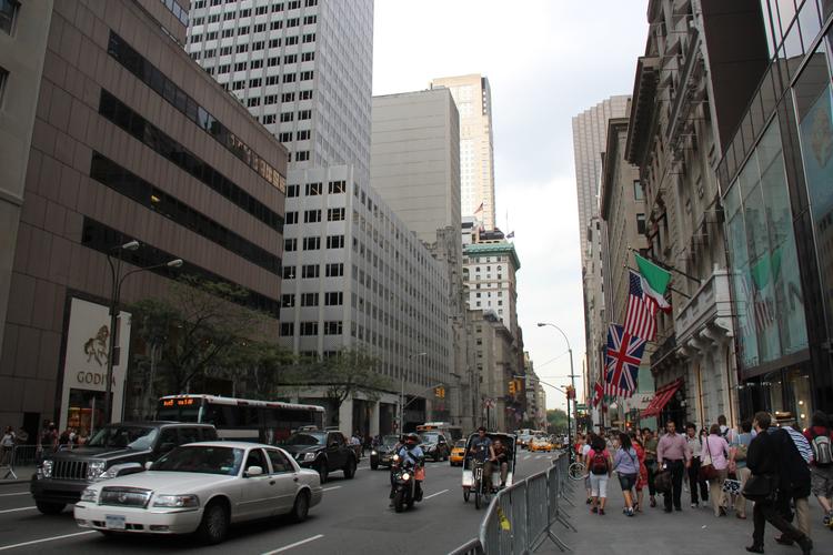 第五大道地处纽约曼哈顿的中轴线,是美国的中央大街,也是美国最著名的