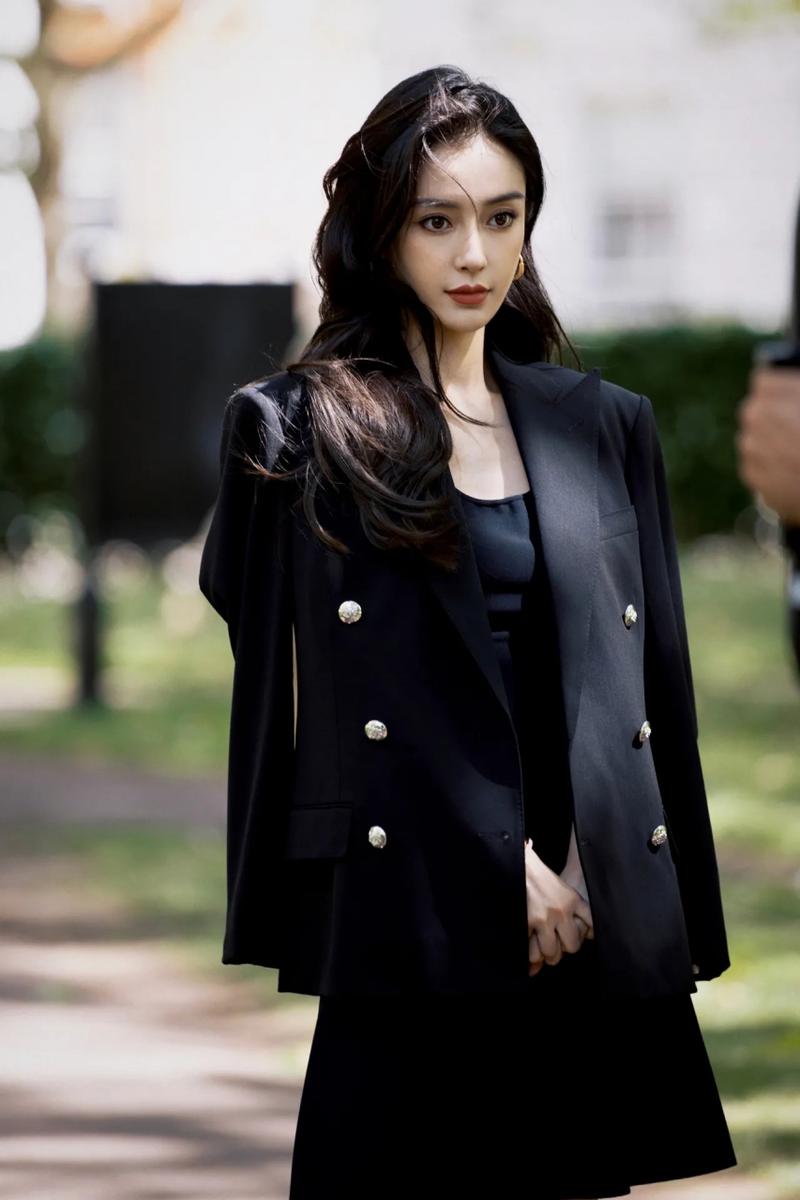 angelababy杨颖晒出一组美图,她穿了一件黑色的西装,内搭一件黑色的