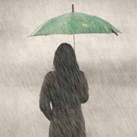 女子雨中撑伞背影图文话题讨论