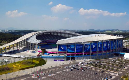 9月19日,韩国仁川亚运会主体育场俯瞰.
