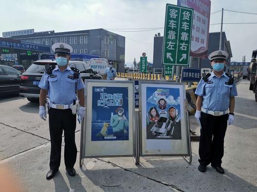 8月22日,高速路大队三警区民警袁保东带领警辅人员在康庄高速检查