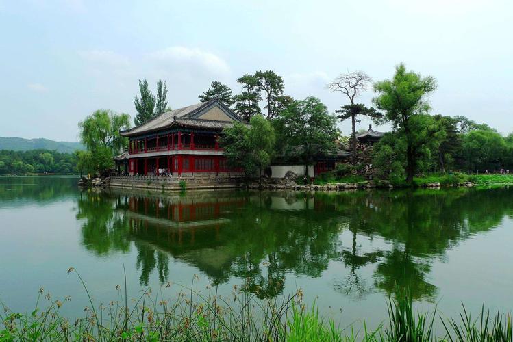 避暑山庄:是清代皇帝的私家花园,占地面积甚广,这里有杭州西湖的苏白