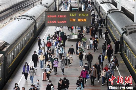 4月5日是清明小长假最后一天,中国铁路迎来返程客流高峰.