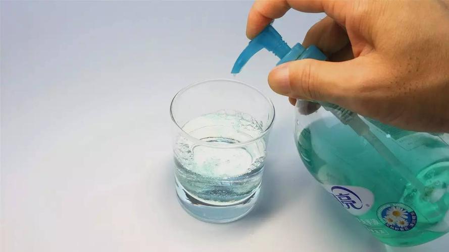 胶水10ml,洗洁精15ml,并用吸管将混合物充分搅匀,制成泡泡水