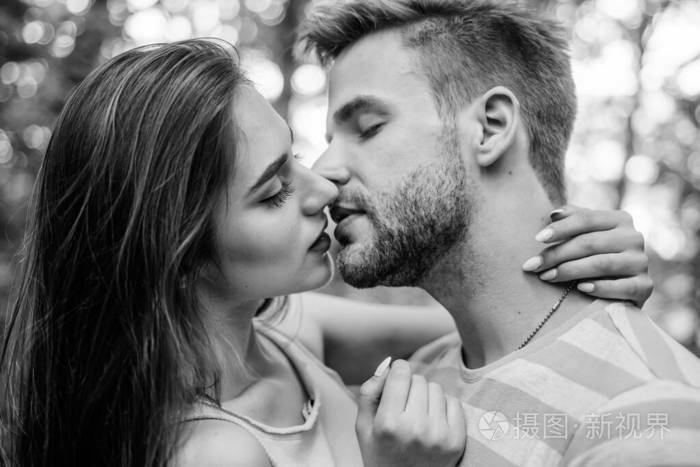 情侣在户外激情接吻.男人和女人迷人的情人浪漫的吻