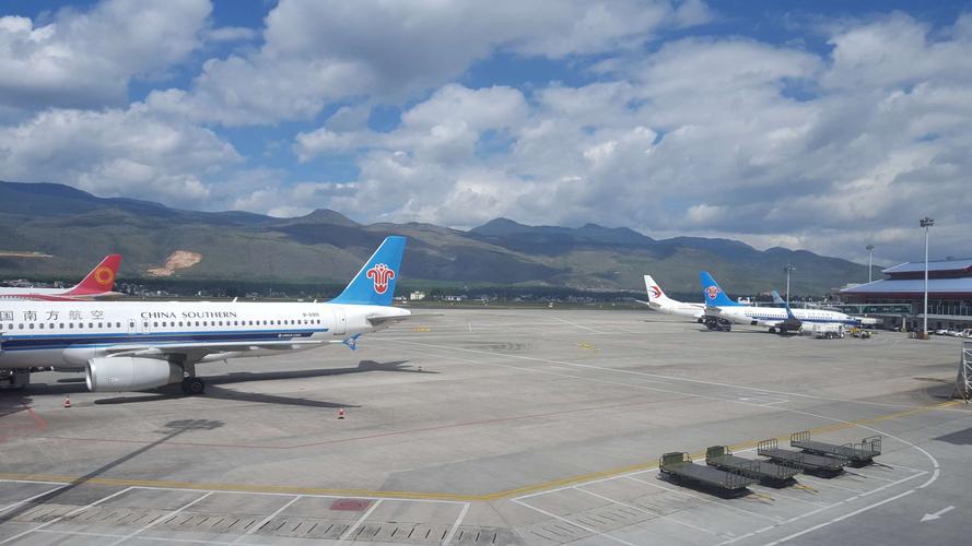 海拔2240米的丽江机场