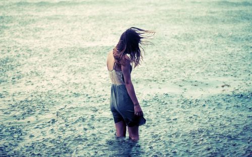 一个人站在雨中的孤独女生背影1280x720分辨率查看