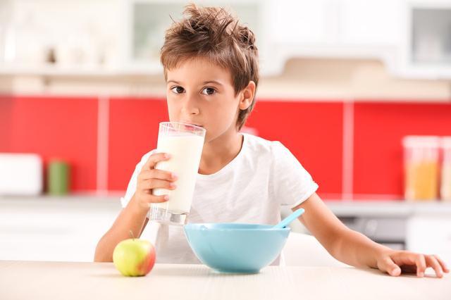 千万别忽视!长期喝牛奶的孩子与不喝牛奶的孩子差别很明显