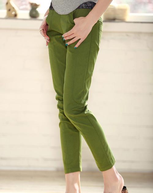 绿色裤子上面搭什么颜色