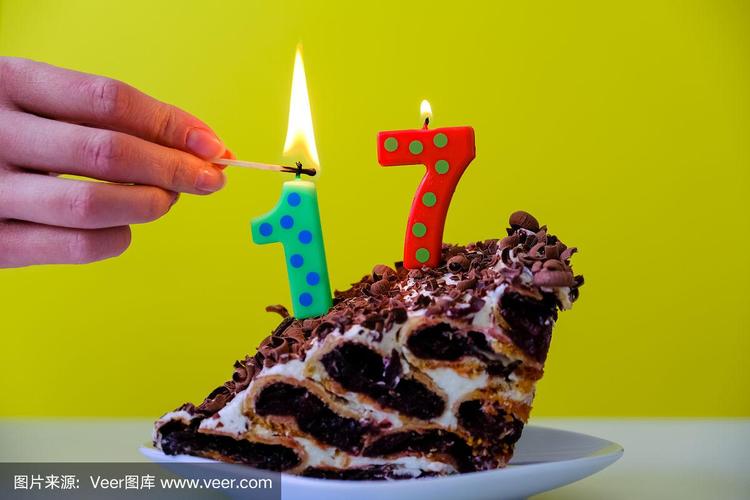 生日蛋糕,17岁.小菜一碟.数字是17.蜡烛.黄色背景