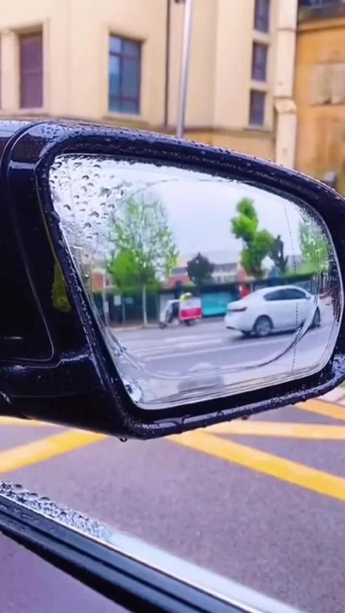 下雨天开车贴上这个防雨膜,再也不担心会看不清后视镜了