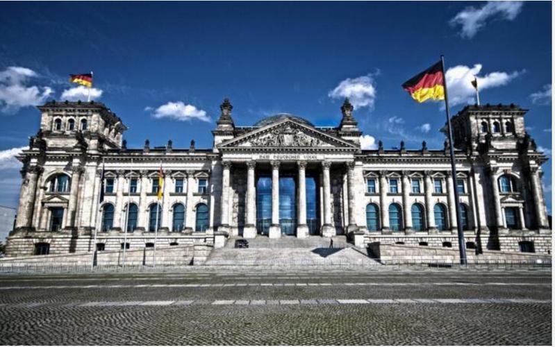第一名,柏林,德国首都,最大的城市,政治,经济中心,有居民约350万人.