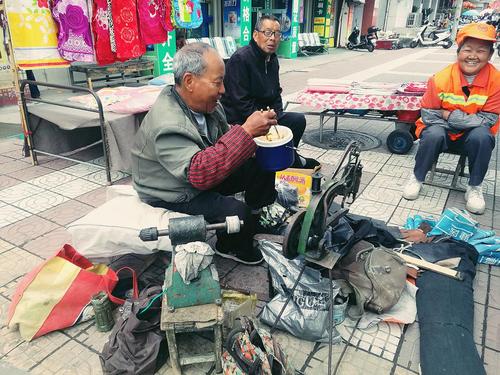 城市百相:汉中城固县街头的修鞋摊