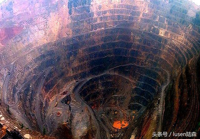 长1100多米,深255米,宽880多米是全国八大露天黑色冶金露天矿之一